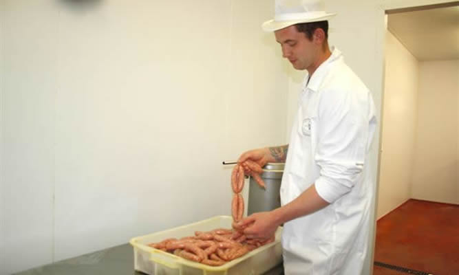 preparing_sausages_at_cartmel